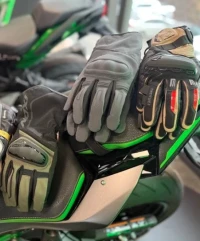 MC-hansker liggende på et motorsykkelsete, Speed Motorcenter, SpeedMC, MC, Sandefjord, Motorsykkel