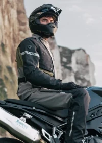 Mann sittende på motorsykkel med fullt kjøreutstyr, Speed Motorcenter, SpeedMC, MC, Sandefjord, Motorsykkel