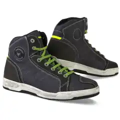 <strong data-end="58" data-is-only-node="" data-start="0">Stylmartin Kansas WP &ndash; Vanntett MC-sko med urban stil.</strong><br data-end="61" data-start="58" />
Lett og komfortabel <strong data-end="142" data-start="81">motorsykkelsko i vannavvisende tekstil med skinn-detaljer</strong>. Utstyrt med <strong data-end="188" data-start="156">vanntett og pustende membran</strong>, CE-sertifisering (EN 13634:2017), <strong data-end="244" data-start="224">ankelbeskyttelse</strong> og <strong data-end="270" data-start="248">antiskli gummis&aring;le</strong>. Perfekt kombinasjon av <strong data-end="325" data-start="295">komfort, sikkerhet og stil</strong> &ndash; b&aring;de p&aring; og av sykkelen.