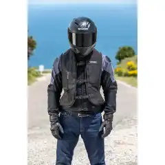 Helite Turtle 2 Manuell Airbag Vest er en avansert MC-vest med Turtle-teknologi, der en EN1621/2-godkjent ryggbeskytter i hardt skall ligger utenp&aring; airbagen for maksimal st&oslash;tabsorbering og beskyttelse. Vesten brukes utenp&aring; hvilken som helst MC-jakke, er manuell uten batterier, gjenbrukbar ved enkelt bytte av CO2-patron og har justerbare stropper, neopren-krage og praktisk glidel&aring;slomme for optimal komfort og sikkerhet.