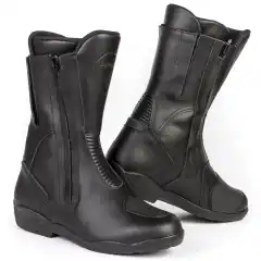 <strong data-end="59" data-is-only-node="" data-start="0">Stylmartin Syncro WP &ndash; Vanntett MC-st&oslash;vel i ekte skinn.</strong><br data-end="62" data-start="59" />
Robust og komfortabel st&oslash;vel med <strong data-end="142" data-start="95">dobbel glidel&aring;s og borrel&aring;s for enkel av/p&aring;</strong>, <strong data-end="176" data-start="144">vanntett og pustende membran</strong>, samt <strong data-end="203" data-start="183">ankelbeskyttelse</strong>. CE-godkjent (EN 13634:2017) med <strong data-end="284" data-start="237">antiskli, antistatisk og oljeresistent s&aring;le</strong>. Italiensk kvalitet laget for komfort og sikkerhet i all slags v&aelig;r.