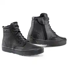 TCX Dartwood GTX Urban er en vanntett MC-sko i premium sort fullskinn med GORE-TEX&reg;-membran, D3O&reg; ankelbeskyttelse og CE-godkjenning. Med OrthoLite&reg; s&aring;le, stabil Groundtrax&reg; ytters&aring;le, lisser og praktisk glidel&aring;s f&aring;r du en komfortabel, sikker og stilren MC-sneakers perfekt til pendling, jobb og hverdagsbruk.