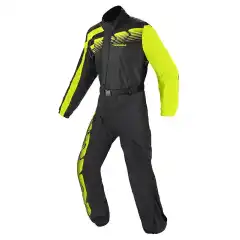 <p data-end="323" data-start="0"><strong data-end="76" data-start="0">Spidi Touring Regndress Hel Sort/Neon &ndash; lett og praktisk regnbeskyttelse</strong><br data-end="79" data-start="76" />
Spidi Touring Rain Suit er en <strong data-end="136" data-start="109">hel, vanntett regndress</strong> laget for bruk utenp&aring; MC-kl&aelig;rne &ndash; perfekt n&aring;r v&aelig;ret snur. Den har <strong data-end="224" data-start="203">justering i livet</strong> for bedre passform, <strong data-end="262" data-start="245">lang glidel&aring;s</strong> som gj&oslash;r den enkel &aring; ta av og p&aring;, samt <strong data-end="320" data-start="302">praktisk lomme</strong>. Dressen leveres med <strong data-end="373" data-start="345">kompakt oppbevaringspose</strong> (ca. 28 cm x 11 cm) og veier kun <strong data-end="418" data-start="407">0,55 kg</strong>, s&aring; den er enkel &aring; ta med p&aring; alle turer.<br data-end="462" data-start="459" />
Sort med <strong data-end="488" data-start="471">neon-detaljer</strong> for bedre synlighet i d&aring;rlig v&aelig;r.</p>
