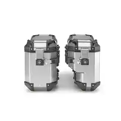 Robuste sidevesker i aluminium hvor h&oslash;yre sideveske er tilpasset eksosanlegg. Kan kun brukes med PLOS_CAM b&aelig;rer.