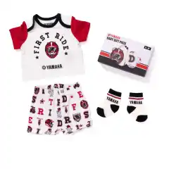 REVS Baby Giftpack er et mykt og komfortabelt Yamaha-pyjamassett for de aller minste, perfekt som gave til sm&aring; fremtidige MC-fans. Settet inneholder pyjamas og shorts i bomull/elastan med &laquo;First Ride&raquo;-motiv og Yamaha-logo, samt matchende sokker med silikontrykk som holder sm&aring; f&oslash;tter varme og trygge.