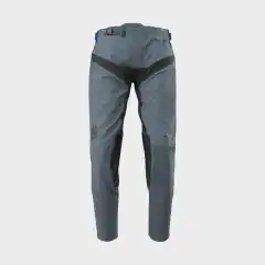 <strong data-end="65" data-is-only-node="" data-start="0">Husqvarna GOTLAND PANTS &ndash; Slitesterke og lette offroad-bukser</strong><br data-end="68" data-start="65" />
Husqvarna GOTLAND PANTS er <strong data-end="140" data-start="95">lettvektige, slitesterke adventure-bukser</strong> designet for krevende offroad- og endurokj&oslash;ring. Med <strong data-end="221" data-start="194">Cordura&reg;-forsterkninger</strong>, <strong data-end="243" data-start="223">mesh-ventilasjon</strong> og <strong data-end="275" data-start="247">l&aelig;rbeskyttelse p&aring; kn&aelig;rne</strong>, gir de maksimal komfort, bevegelsesfrihet og holdbarhet i t&oslash;ffe forhold. Perfekt for eventyrere som krever ytelse og kvalitet p&aring; hver tur.
