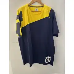 <strong data-end="70" data-is-only-node="" data-start="0">Husqvarna Inventor Tee Yellow &ndash; Klassisk t-skjorte i gult og bl&aring;tt</strong><br data-end="73" data-start="70" />
Komfortabel og stilren <strong data-end="119" data-start="96">Husqvarna t-skjorte</strong> i myk bomull med ikonisk <strong data-end="166" data-start="145">gul og bl&aring; design</strong> og tydelig <strong data-end="196" data-start="178">Husqvarna-logo</strong>. Perfekt for hverdagsbruk og motorsportfans.