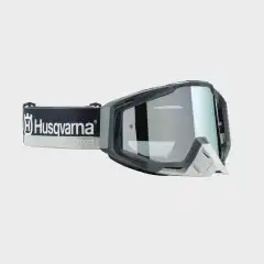<strong data-end="75" data-is-only-node="" data-start="0">Husqvarna RACECRAFT+ Goggles &ndash; Profesjonelle MX-briller for topp ytelse</strong><br data-end="78" data-start="75" />
Husqvarna RACECRAFT+ Goggles gir krystallklart syn og maksimal komfort under ekstreme forhold. Med anti-dugg-linse, ripebeskyttelse og 100 % UV-beskyttelse er de perfekte for motocross og offroad. Silikonbelagt stropp og fire-lags skum gir sikker passform og h&oslash;y komfort gjennom hele l&oslash;pet.