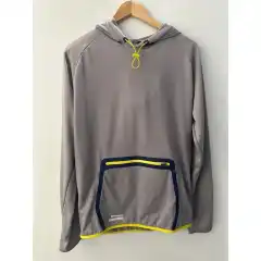 <strong data-end="52" data-is-only-node="" data-start="0">Husqvarna Sixtorp Hoodie &ndash; Komfort og stil i ett</strong><br data-end="55" data-start="52" />
Myk og behagelig hettegenser med <strong data-end="103" data-start="88">raglanermer</strong> for god bevegelsesfrihet og <strong data-end="148" data-start="132">kengurulomme</strong> for praktisk oppbevaring. Perfekt for <strong data-end="205" data-start="187">Husqvarna-fans</strong> som vil kombinere stil og komfort i hverdagen.