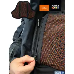 <p data-end="373" data-start="0"><strong data-end="75" data-start="0">Rukka CP1 Full Brystbeskytter &ndash; Maksimal beskyttelse for 2025-modellene</strong><br data-end="78" data-start="75" />
Rukka CP1 Full Brystbeskytter gir heldekkende og effektiv beskyttelse av brystomr&aring;det &ndash; utviklet spesielt for de nyeste Rukka-jakkene fra 2025, som <strong data-end="237" data-is-only-node="" data-start="226">Ventu-R</strong> og <strong data-end="253" data-start="241">R-Ex 2.0</strong>. Den er <strong data-end="285" data-start="262">CE Level 1-godkjent</strong>, lett, fleksibel og designet for &aring; gi optimal st&oslash;tabsorpsjon uten &aring; begrense komforten. Med et smart, integrert <strong data-end="422" data-start="399">glidel&aring;sfestesystem</strong> monteres beskytteren raskt og stabilt direkte i jakken, slik at du alltid kan kj&oslash;re med maksimal trygghet.<br />
<strong data-end="548" data-start="531">Kort fortalt:</strong> En lett, fleksibel og heldekkende brystbeskytter som passer perfekt i Rukkas 2025-modeller &ndash; for deg som vil ha maksimal sikkerhet p&aring; veien.</p>
