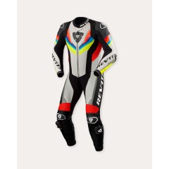 <strong data-end="124" data-start="102">REV&rsquo;IT!</strong> Quantum 3 One-Piece &ndash; avansert hel skinnsdress for racing og sportskj&oslash;ring. Laget i perforert Monaco Performance-skinn med PWR|Shell stretch for maksimal fleksibilitet og ventilasjon. Utstyrt med BETAC&reg; CE-godkjente beskyttere, sikkerhetss&oslash;mmer og TPU-skyvere. AAA-sertifisert, airbag-kompatibel og designet for topp ytelse, stil og trygghet p&aring; banen.