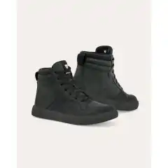 REV'IT! Kick er stilrene MC-sko med skate-inspirert design, laget for deg som vil ha urban look uten &aring; ofre sikkerheten. Med oljebehandlet og vokset semsket skinn, SEESOFT&trade; ankelbeskyttelse, forsterket h&aelig;l og t&aring;, biobasert gummis&aring;le med godt grep og OrthoLite&reg; X40-inners&aring;le, f&aring;r du komfort, beskyttelse og streetwear-stil i &eacute;n og samme sko.