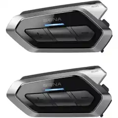 <strong data-end="82" data-is-only-node="" data-start="0">Sena 50R &ndash; Lavprofilert, Robust og Kraftig Kommunikasjon med Harman Kardon-lyd Dobbelt sett</strong><br data-end="85" data-start="82" />
Sena 50R kombinerer <strong data-end="136" data-start="105">avansert Mesh 2.0-teknologi</strong> og <strong data-end="158" data-start="140">Bluetooth&reg; 5.0</strong> med <strong data-end="196" data-start="163">premium lyd fra Harman Kardon</strong>, i et <strong data-end="241" data-start="203">slitesterkt og aerodynamisk design</strong>. Med <strong data-end="270" data-start="247">opptil 24 deltakere</strong> i Group Mesh og rekkevidde p&aring; <strong data-end="309" data-start="301">8 km</strong>, f&aring;r du s&oslash;ml&oslash;s kommunikasjon og krystallklar lyd. St&oslash;tte for <strong data-end="391" data-start="371">stemmekommandoer</strong>, <strong data-end="409" data-start="393">hurtiglading</strong>, og <strong data-end="434" data-start="414">WiFi-oppdatering</strong> gj&oslash;r 50R til det perfekte valget for eventyrere som vil ha <strong data-end="554" data-start="494">p&aring;litelig kommunikasjon, topp lyd og solid byggekvalitet</strong>.