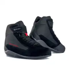 <strong data-end="20" data-is-only-node="" data-start="0">Eleveit DELTA WP</strong> er sporty og vanntette motorsykkelsko for hel&aring;rsbruk, med pustende <strong data-end="105" data-start="88">E-Dry-membran</strong> som holder f&oslash;ttene t&oslash;rre og komfortable. Forsterket t&aring;, h&aelig;l og ankel gir ekstra sikkerhet, mens sn&oslash;ring og borrel&aring;sstropp s&oslash;rger for stabil passform. Slitesterk gummis&aring;le med Eleveit-design gir godt grep p&aring; b&aring;de v&aring;tt og t&oslash;rt underlag.