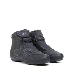 TCX R04D Dame WP er en lett, sporty og vanntett MC-sko spesielt designet for kvinner, med smalere passform og god komfort til b&aring;de pendling og byturer. Med T-DRY membran, D3O ankelbeskyttelse, forsterket h&aelig;l og t&aring;, OrthoLite&reg; inners&aring;le, Groundtrax&reg; ytters&aring;le og refleksdetaljer f&aring;r du en CE-godkjent sko som kombinerer stil, sikkerhet og hverdagskomfort.