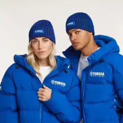 <strong data-end="76" data-start="0">Yamaha Paddock Blue Team Beanie &ndash; klassisk Yamaha-lue for kalde dager 🏁</strong><br data-end="79" data-start="76" />
Hold deg varm med stil i <strong data-end="139" data-start="104">Yamaha Paddock Blue Team Beanie</strong>, en <strong data-end="158" data-is-only-node="" data-start="144">unisex-lue</strong> i 100 % myk bomull med ikonisk <strong data-end="214" data-start="190">Yamaha Racing-design</strong>. Den <strong data-end="239" data-start="220">m&oslash;rkebl&aring; fargen</strong> og <strong data-end="265" data-start="243">logolappen i front</strong> gir et sporty og eksklusivt uttrykk, mens det solide strikket gir komfort og perfekt passform.