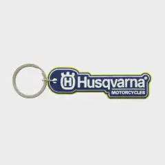 Husqvarna Rubber Keyholder er en slitesterk og fleksibel n&oslash;kkelring i myk gummi, dekorert med tydelig Husqvarna-logo. Perfekt for MC-, bil- og husn&oslash;kler &ndash; et praktisk og stilrent tilbeh&oslash;r for alle Husqvarna-fans.