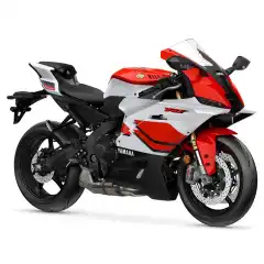 Lanseringen av en ny 'R'-modell har alltid v&aelig;rt en spesiell hendelse for Yamaha, og med R9 er det ikke annerledes. Mens denne nyeste generasjonen av Supersport markerer begynnelsen p&aring; et nytt kapittel, forblir historien den samme med R9s tydelige opphav i Yamahas racing-DNA. Med racing-utviklet teknologi og MotoGP-designelementer, er R9 et produkt av Yamahas racing p&aring; aller h&oslash;yeste niv&aring;.