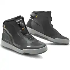 <p data-end="218" data-start="0"><strong data-end="24" data-start="0">Eleveit Vision E-Dry</strong> er en moderne og vanntett MC-sneaker perfekt for urban kj&oslash;ring og pendling. Med det innovative <strong data-end="144" data-is-only-node="" data-start="120">FITGO&reg;-sn&oslash;resystemet</strong> f&aring;r du rask, presis og mikrojusterbar passform &ndash; helt uten l&oslash;se lisser.<br />
Den pustende <strong data-end="252" data-start="233">E-Dry-membranen</strong> holder f&oslash;ttene t&oslash;rre i regn, mens Poron&reg;-ankelbeskyttelse, forsterket t&aring; og CE-sertifisering gir solid sikkerhet. En komfortabel og stilren MC-sko som fungerer like godt p&aring; sykkelen som i hverdagen.</p>
