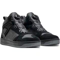 <strong data-end="29" data-is-only-node="" data-start="0">XPD Moto Fast H2Out Black</strong> er en teknisk urban <strong data-end="60" data-start="50">MC-sko</strong> med sneaker-stil og <strong data-end="108" data-start="81">CE-godkjent beskyttelse</strong>. Den har hurtiglukkesystem med wire/rotor for presis passform, <strong data-end="195" data-start="172">Michelin&reg; gummis&aring;le</strong> for godt grep, Ortholite&reg; inners&aring;le for komfort, TPU ankelbeskyttelse og refleksdetalj bak.