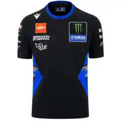 <strong data-end="38" data-is-only-node="" data-start="0">Yamaha 2025 Replica Team T-skjorte</strong> er en sort MotoGP replika t-skjorte til herre med offisielle Yamaha Racing- og sponsorlogoer. Laget i <strong data-end="160" data-start="141">100 % polyester</strong> med sublimert mesh-sideprint og ribbet krage &ndash; perfekt som lett base layer for racefans.