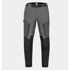 <strong data-end="29" data-is-only-node="" data-start="0">Husqvarna Scalar V2 Pants</strong> er en premium adventurebukse til herre i slitesterkt ripstop-materiale med forsterkninger i sete og kn&aelig;r. Den har ventilasjon p&aring; l&aring;rene, justerbar midje og benavslutning, samt avtagbar <strong data-end="242" data-start="215">K-Hydratech Pro D-Liner</strong> som kan brukes b&aring;de over og under buksen for fleksibel v&aelig;rbeskyttelse.