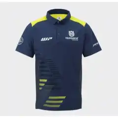 <strong data-end="23" data-is-only-node="" data-start="0">Husqvarna Team Polo</strong> er en klassisk og komfortabel polo i <strong data-end="80" data-start="61">100 % polyester</strong> med tidl&oslash;s polo-krage. Perfekt som teamwear til hverdags, reise og arrangementer, med lett og slitesterk kvalitet som holder fasongen godt.