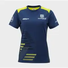 <strong data-end="38" data-is-only-node="" data-start="0">Husqvarna Team T-skjorte Dame Navy</strong> er en lett og komfortabel teamwear t-skjorte med damepassform. Laget i <strong data-end="141" data-start="110">100 % resirkulert polyester</strong>, perfekt til hverdags, trening og arrangementer &ndash; med sporty Husqvarna-stil fra Team Collection.