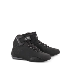 Alpinestars Sektor Waterproof er en lett og komfortabel MC-sko med vanntett membran som holder f&oslash;ttene t&oslash;rre i all slags v&aelig;r. Skoen kombinerer moderne design med forsterkninger p&aring; ankel, t&aring; og h&aelig;l for &oslash;kt sikkerhet, samtidig som den spesialutviklede gummis&aring;len gir godt grep og h&oslash;y komfort b&aring;de p&aring; og av motorsykkelen. Perfekt for pendling, bykj&oslash;ring og daglig bruk. 🏍️💧🛡️