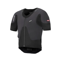 <strong data-end="48" data-is-only-node="" data-start="0">Alpinestars Tech-Air&reg; 5 PLASMA Airbag System</strong> er en ultralett og helautonom airbagvest som gir avansert beskyttelse av bryst, ribbein, rygg og skuldre. Den slanke konstruksjonen b&aelig;res komfortabelt under MC-jakken og har integrert Nucleon PLASMA ryggbeskytter for optimal komfort, ventilasjon og sikkerhet. Med tre kj&oslash;remoduser &ndash; Street, Off-Road og Race &ndash; samt utskiftbar gasspatron og opptil 30 timers batteritid, er Tech-Air&reg; 5 PLASMA utviklet for motorsyklister som &oslash;nsker maksimal beskyttelse uten &aring; g&aring; p&aring; kompromiss med bevegelsesfriheten.