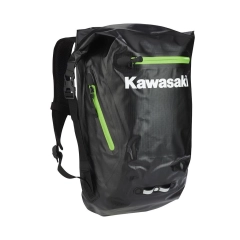 Kawasaki Ogio Vanntett Ryggsekk er en robust og v&aelig;rbestandig ryggsekk med 26 liters kapasitet, perfekt for pendling, reiser og motorsykkelkj&oslash;ring. Det vanntette hovedrommet med roll-top-lukking holder innholdet t&oslash;rt i all slags v&aelig;r, mens den polstrede ryggen, ventilasjonen og de ergonomiske skulderstroppene s&oslash;rger for h&oslash;y komfort. Med praktiske ytterlommer, refleksdetaljer og avtakbar laptop-lomme er dette en allsidig sekk for b&aring;de hverdag og eventyr. 🌧️🏍️🎒