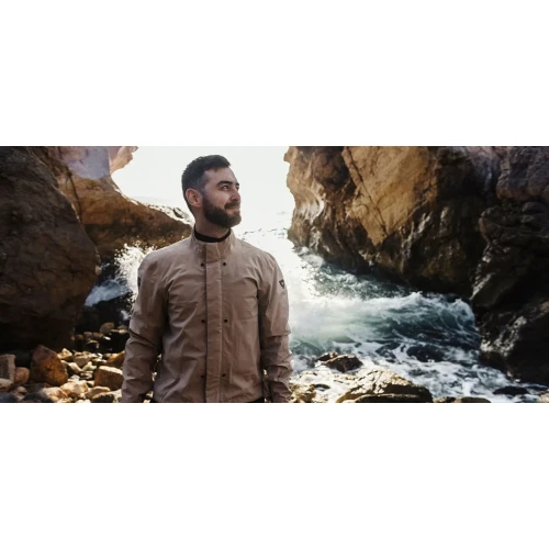 Lekker regnjakke følger med