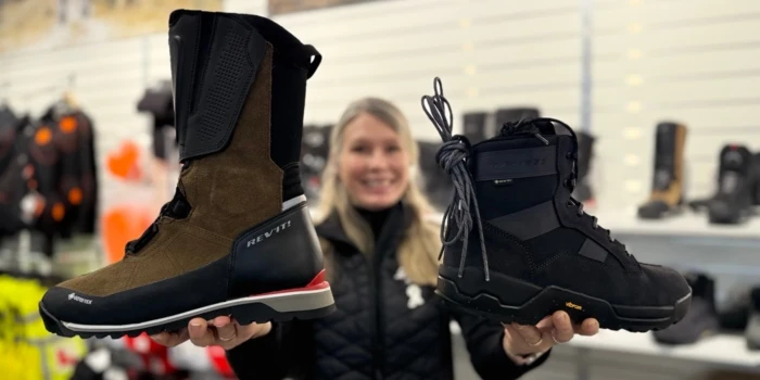 Maria på Speed Motorcenter med to typer MC støvler, Speed Motorcenter, SpeedMC, MC sko, MC støvler, MC, Sandefjord