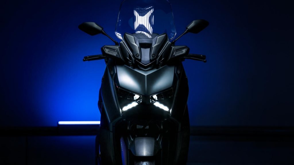Yamaha-XMAX-Tech-Max-300-Front-Lys-2023