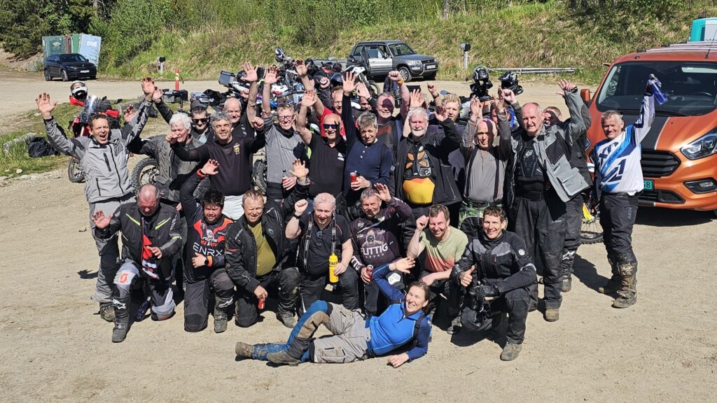 Gruppebilde av glade deltakere etter endt kjørekurs med Adventureskolen og Speed Motorcenter../ Adventureskolen / Speed Motorcenter / Kjørekurs MC / Motorsykkel