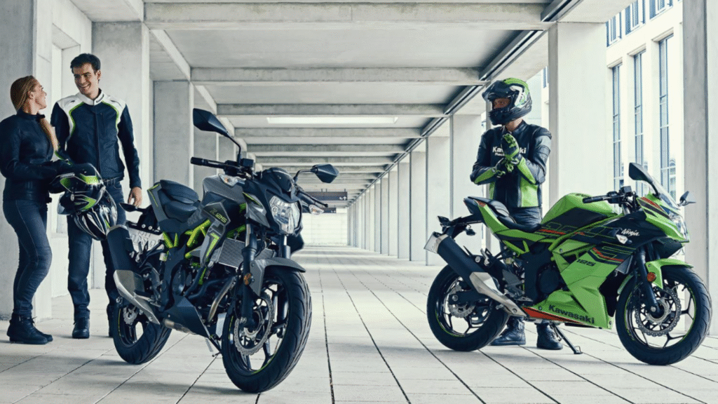 3 ungdommer bak to motorsykler fra Kawsaki / Ninja 125 / Z 400 / Speed Motorcenter / Sandefjord / 125 kubikk / MC lappen