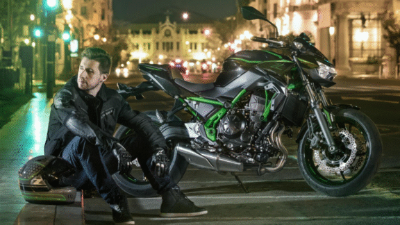 ungdom foran kawasaki motorsykkel