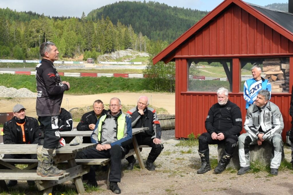 Instruktør holder briefing for deltakere under MC-kurs på Flittig-banen i Grenland. / Adventureskolen / Speed Motorcenter/ Kjørekurs MC / Motorsykkel