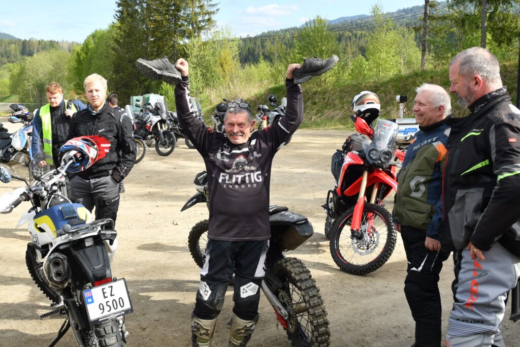 Smil og god stemning under kjørekurset – deltaker jubler med støvlene i været. / Adventureskolen / Speed Motorcenter / Kjørekurs MC / Motorsykkel