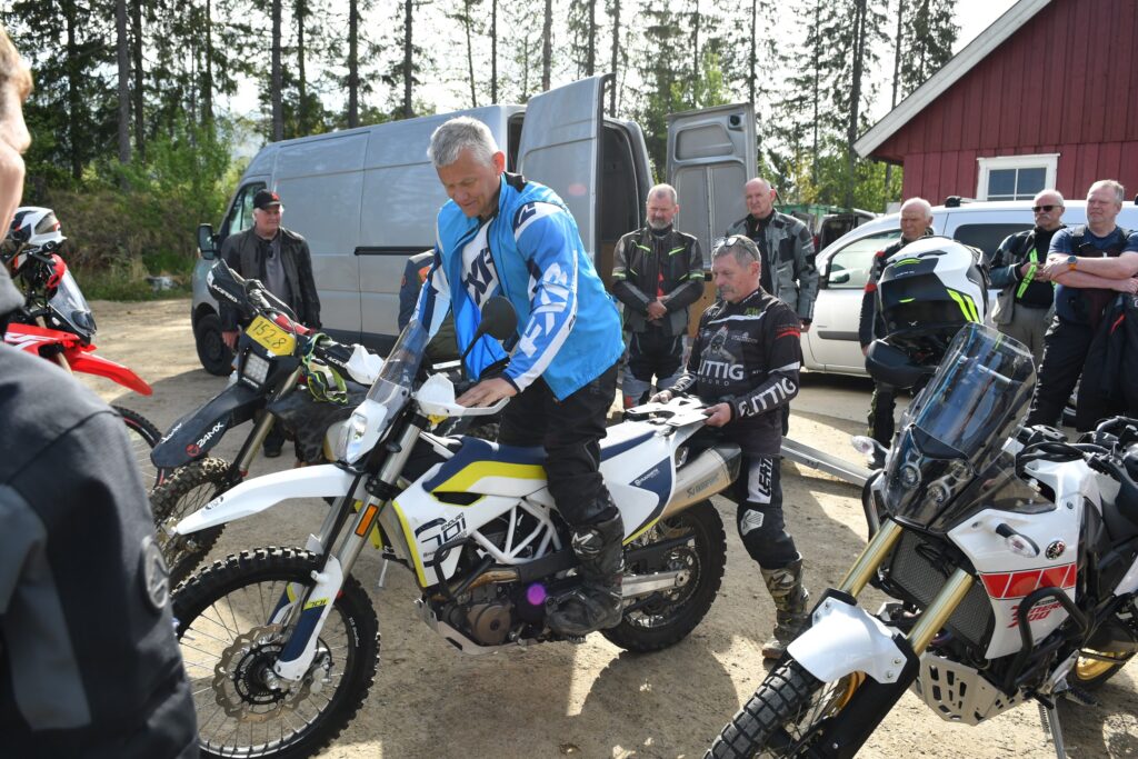 Deltaker klargjør Husqvarna 701 under praktisk kjøretrening på grusbane./ Adventureskolen / Speed Motorcenter / Kjørekurs MC / Motorsykkel
