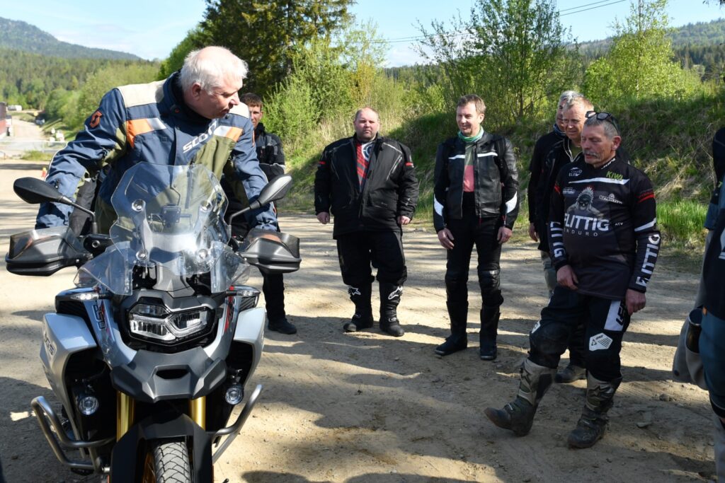 Gruppe får teknisk veiledning ved stor adventure-motorsykkel under kjøreopplæring./ Adventureskolen / Speed Motorcenter / Kjørekurs MC / Motorsykkel