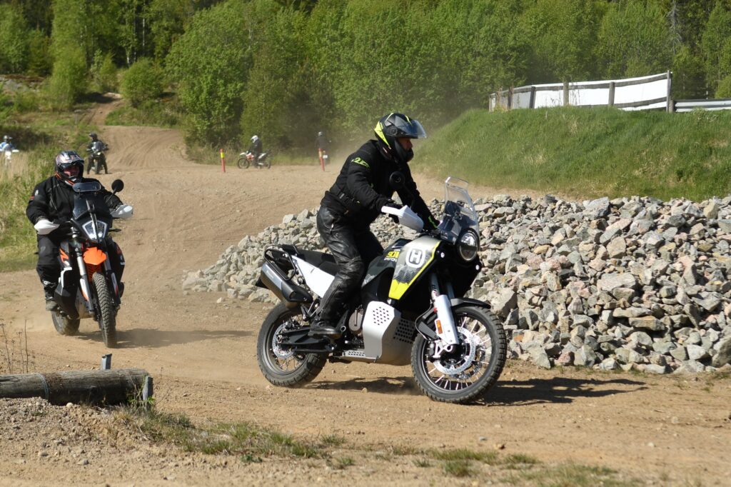 Deltakere øver på balanse og svingteknikk med adventure-sykler på grusbane./ Adventureskolen / Speed Motorcenter / Kjørekurs MC / Motorsykkel