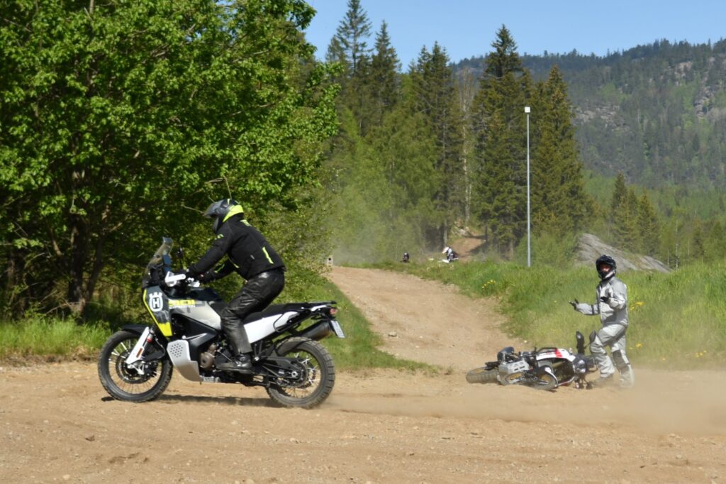 Deltaker faller på grus under øvelse – viktig del av trygghetsbygging i offroad-kjøring/ Adventureskolen / Speed Motorcenter / Kjørekurs MC / Motorsykkel