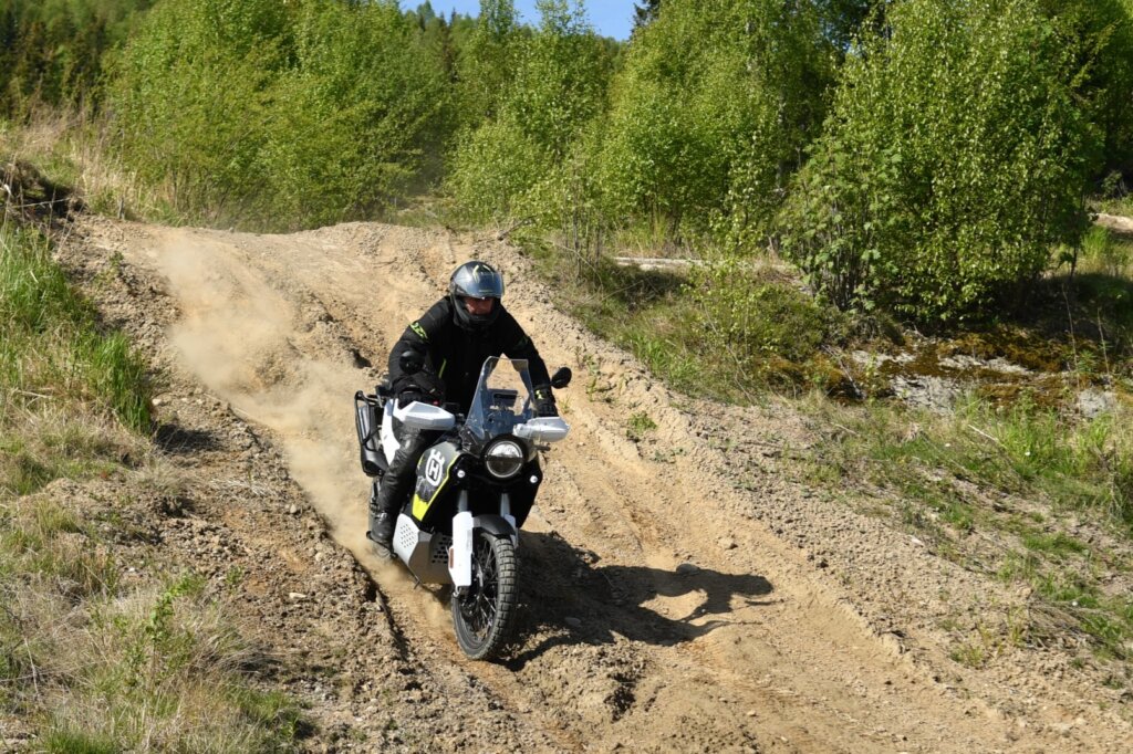 MC fører som kjører nedover en sandbakke, Kjørekurs , Adventureskolen , MC , Motorsykkel , SpeedMC , Speed Motorcenter