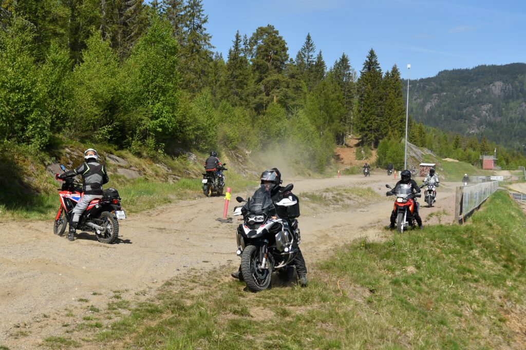 Motorsyklister trener på kjøreteknikk og kontroll i grusterreng./ Adventureskolen / Speed Motorcenter / Kjørekurs MC / Motorsykkel