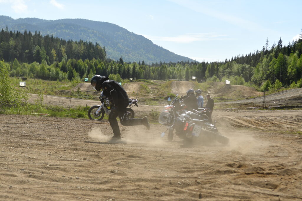MC-fører løper vekk etter velt på trening – fokus på sikkerhet og mestring./ Adventureskolen / Speed Motorcenter / Kjørekurs MC / Motorsykkel