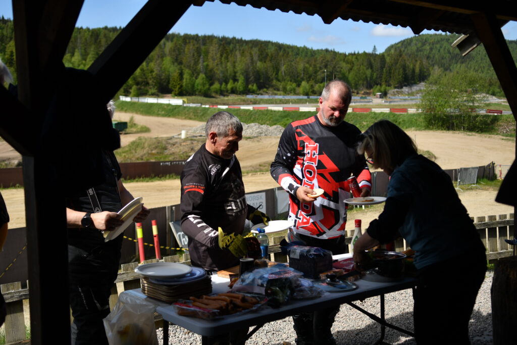 Pølser og burgere grilles under matpause på MC-kurset – viktig med påfyll etter økt./ Adventureskolen / Speed Motorcenter / Kjørekurs MC / Motorsykkel