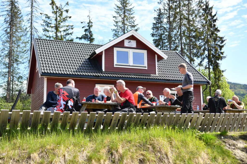Deltakere nyter lunsjpause utenfor klubbhuset under kjørekurset i Grenland./ Adventureskolen / Speed Motorcenter / Kjørekurs MC / Motorsykkel