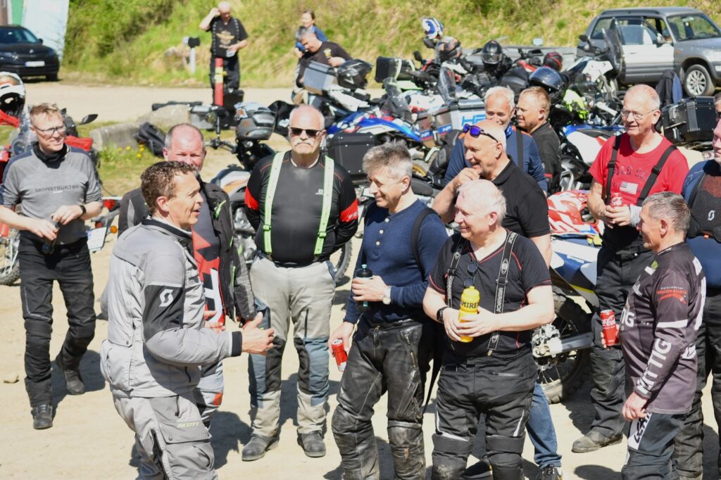 Instruktør gir gjennomgang til engasjert gruppe motorsyklister – godt humør og felleskap./ Adventureskolen / Speed Motorcenter / Kjørekurs MC / Motorsykkel