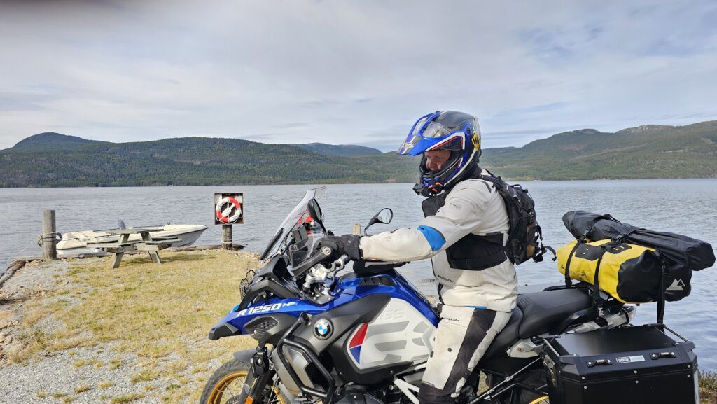 Chigee AIO-5 Lite er et alt-i-ett-motorsykkelsystem som kombinerer navigasjon, dashbordkamera, smarttelefonintegrasjon og sikkerhetsfunksjoner i én kompakt enhet.